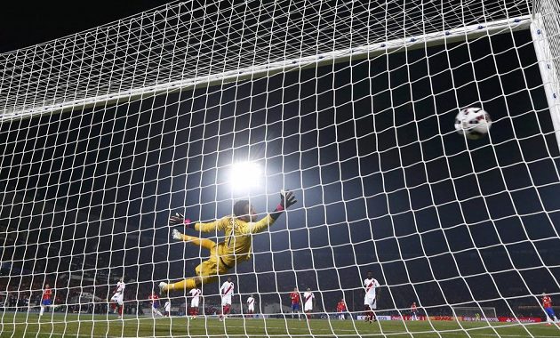 Brankář Peru Pedro Gallese se snažil ránu chilského útočníka Eduarda Vargase vyrazit, ale proti přesně umístěné bombě neměl šanci.