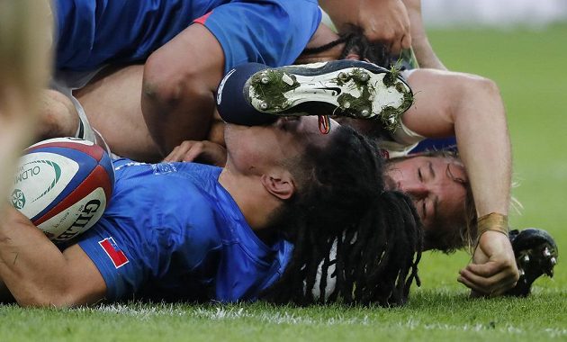 Voní ti, chlapče, voní...? Dole TJ Ioane (Samoa), nahoře Chris Robshaw (Anglie).