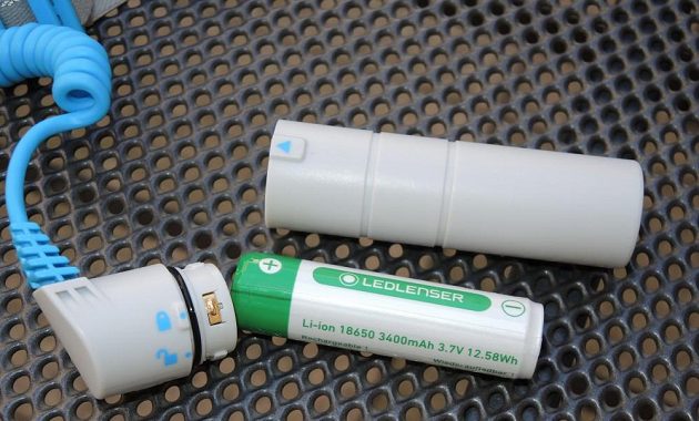 Běžecká čelovka Ledlenser Neo 10R - detail akumulátoru.