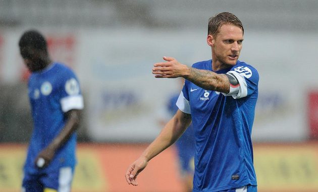 Liberecký kapitán Radoslav Kováč a Isaac Sackey v dohrávce 7. kola Gambrinus ligy na hřišti Jablonce.