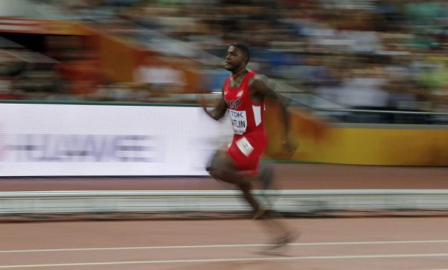 Americký sprinter Justin Gatlin v rozběhu sprintu na 100 m na atletickém MS v Pekingu.