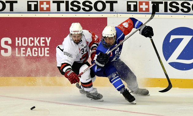 Odvetné utkání čtvrtfinále play off hokejové Ligy mistrů: HC Kometa Brno - JYP Jyväskylä. Zleva Ossi Ikonen z finského týmu Jyväskylä a Adam Gajarský z Brna.