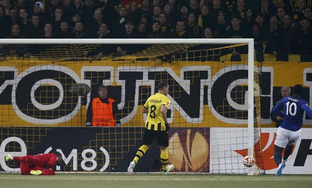 Bernský bek Jan Lecjaks (uprostřed) přihlíží, jak Romelu Lukaku (vpravo) z Evertonu překonává Yvona Mvogu.