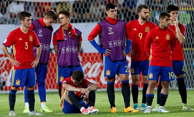 Zklamaní fotbalisté Španělska po finále EURO hráčů do 21 let. Z titulu se po výhře 1:0 radovala reprezentace Německa.