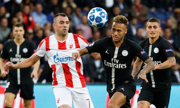 Neymar (druhý zprava) z PSG v souboji s Nenadem Krstičičem z CZ Bělehrad. 