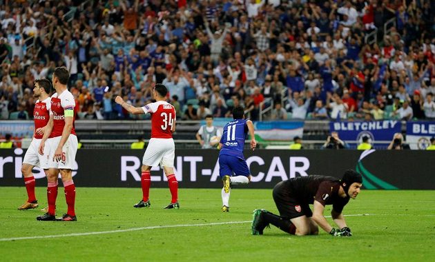 Gólman Arsenalu Petr Čech právě inkasoval gól ve finále Evropské ligy od Pedra z Chelsea.