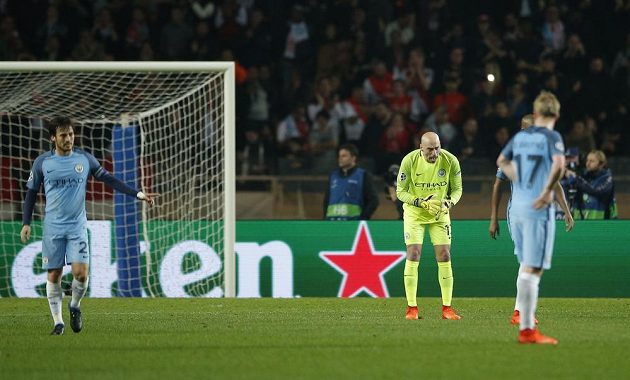 Brankář Manchesteru City Willy Caballero hecuje spoluhráče po inkasovaném gólu proti Monaku.