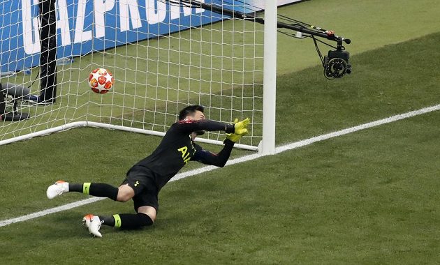 Brankář Tottenhamu Hugo Lloris neměl proti penaltě liverpoolského Mohameda Salaha nárok.