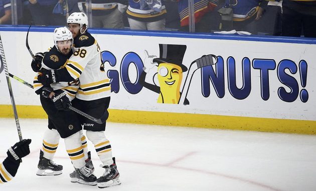 Hvězdy Bostonu slaví. Český útočník David Pastrňák (88) se raduje z gólu se spoluhráčem Bradem marchandem ve finále Stanley Cupu.