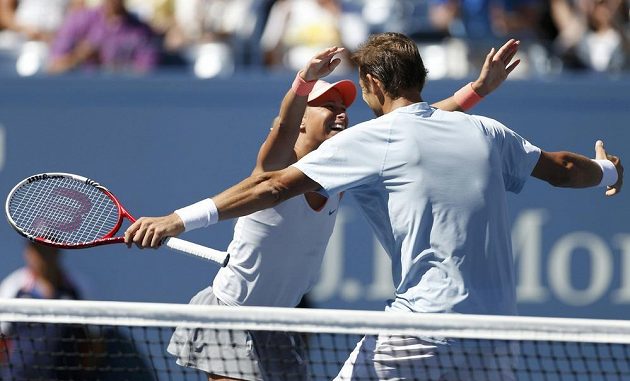 Andrea Hlaváčková a Max Mirnyj se radují z finálového vítězství ve smíšené čtyřhře na tenisovém US Open.