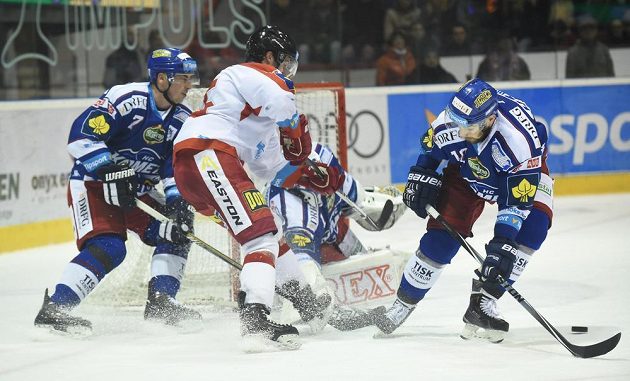 (Zleva) Tomáš Kaberle z Brna, Jan Eberle z Olomouce, brankář Brna Marek Čiliak a Peter Trška z Brna.