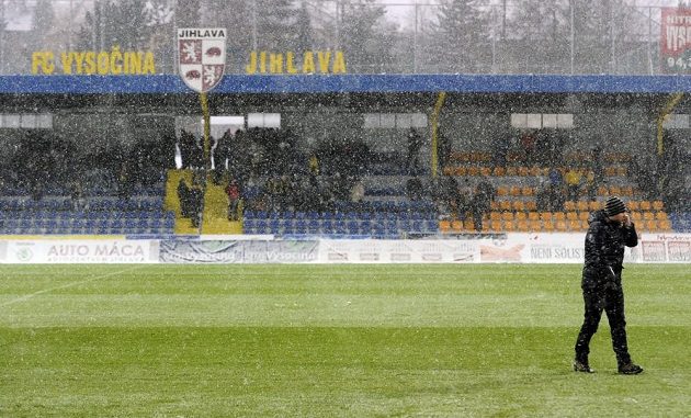 Zápas 20. kola fotbalové Gambrinus ligy mezi Jihlavou a Mladou Boleslaví se kvůli nepříznivému počasí a špatnému stavu hrací plochy v pondělí neuskutečnil.