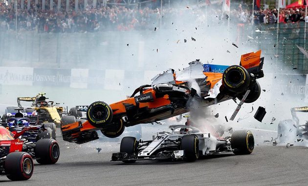 Start formule 1 v Belgii byl hodně napínavý. Fernando Alonso a Charles Leclerc měli problém už po pár metrech.