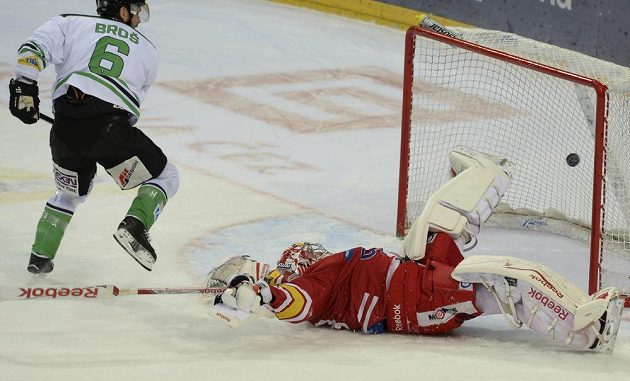 Útočník Boleslavi Michal Broš střílí gól. V brance Slavie překonává Dominika Furcha.
