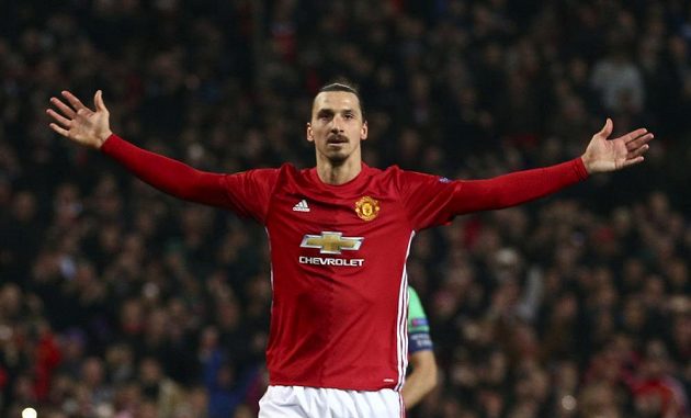 Hrdina Manchesteru United Zlatan Ibrahimovic slaví, v duelu Evropské ligy proti St. Etienne zaznamenal hattrick.