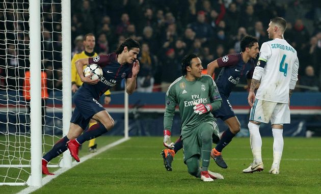 Edinson Cavani z PSG spěchá s míčem do středového kruhu poté, co vyrovnal stav utkání s Realem Madrid na 1:1.