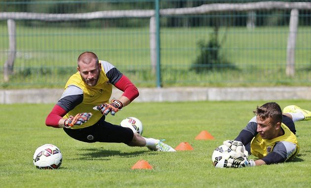Sparťanští brankáři David Bičík a Matěj Vozár (vpravo) trénují na soustředění v italském Brunecku.