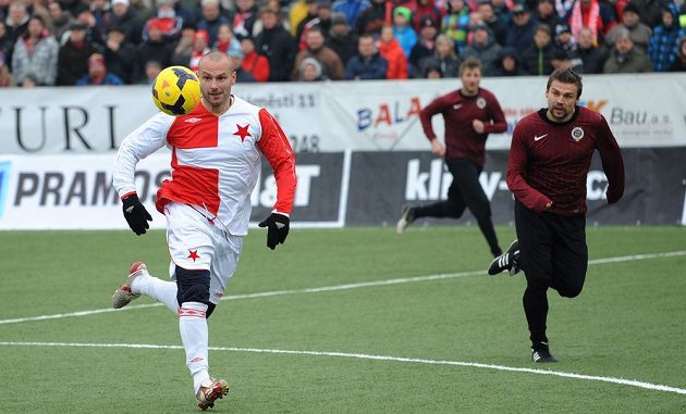 Tomáš Došek z týmu Slavie (vlevo) a Petr Papoušek ze Sparty během tradičního Silvestrovského derby mezi týmy AC Sparta Praha a SK Slavia Praha..