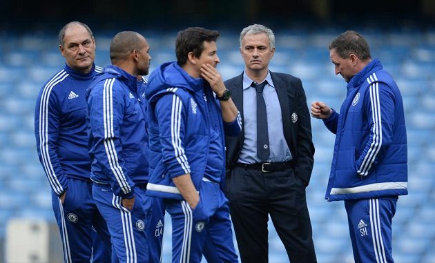 Realizační tým Chelsea včetně Josého Mourinha debatoval po utkání s Liverpoolem ve středovém kruhu na Stamford Bridge.