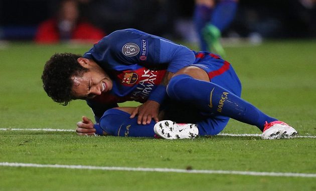 Barcelonský Neymar se svíjí v bolestech během odvetného čtvrtfinále Ligy mistrů s Juventusem.