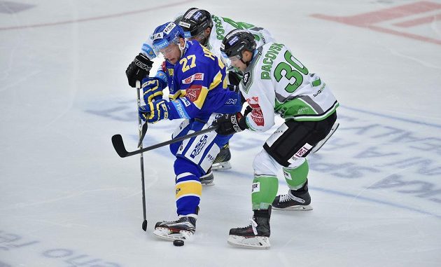 Antonín Honejsek (vlevo) ze Zlína a Tomáš Voráček a Dominik Pacovský z Mladé Boleslavi.