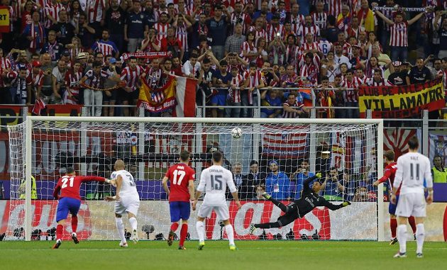 Míč po pokutovém kopu Antoina Griezmanna z Atlétika Madrid trefil břevno Navasovy brány ve finále Ligy mistrů
