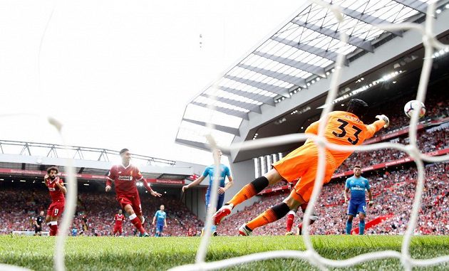 Petr Čech (v brance) z Arsenalu inkasuje gól od Roberta Firmina (druhý zleva) z Liverpoolu.