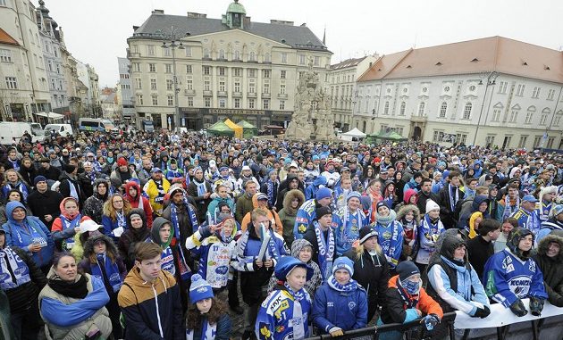 Fanoušci Komety sledují čtvrtý finálový zápas na obřích obrazovkách instalovaných na Zelném trhu v Brně.