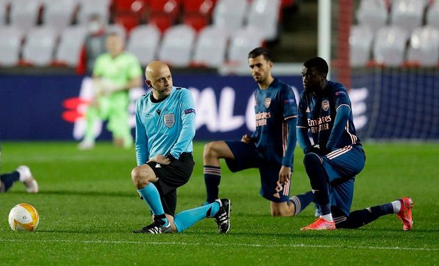 Pokleknutí před zápasem. Arsenal a rozhodčí na rozdíl od Slavie tradici z poslední doby dodrželi.