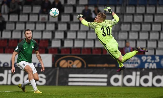 Zleva Marek Kysela z Jablonce a brankář Jablonce Vlastimil Hrubý během utkání s Olomoucí..