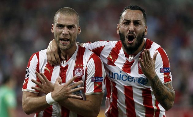 Fotbalisté Olympiakosu Pajtim Kasami (vlevo) a Kostas Mitroglou oslavují gól proti Juventusu.