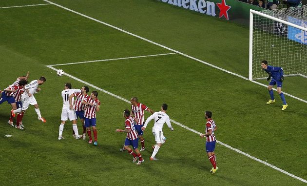 Takhle Sergio Ramos z Realu hlavou překonal brankáře Thibauta Courtoise z Atlétika a vyrovnal stav finále LM.