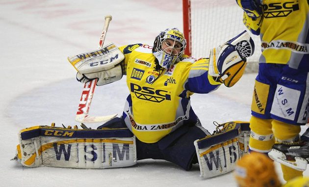 Zlínský brankář Libor Kašík zasahuje v prvním finálovém utkání play off extraligy proti Brnu.
