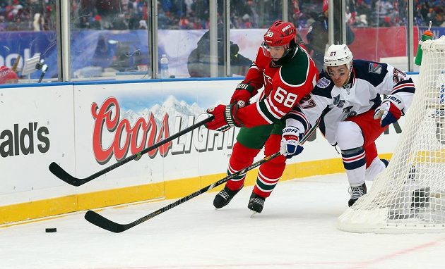 Jaromír Jágr (68) si kryje puk před zadákem New Yorku Rangers Ryanem McDonaghem (27).