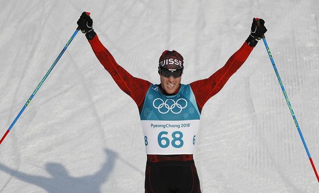 Švýcar Dario Cologna se raduje ze třetího triumfu za sebou v olympijském závodě závodě na 15 km.