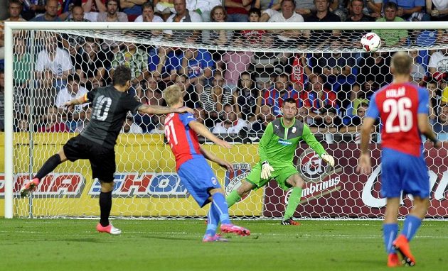 Adrian Mutu z Ploješťi (vlevo) střílí gól v utkání s Plzní v odvetě 3. předkola Evropské ligy.