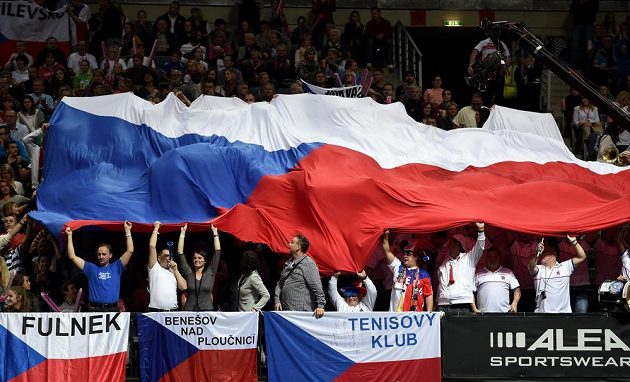 Fanoušci během utkání Petry Kvitové s Andreou Petkovičovou ve finále Fed Cupu.