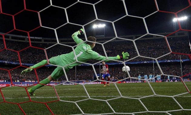 Obránce Atlétika Madrid Juanfran překonává v osmé sérii penaltového rozstřelu brankáře PSV Jeroena Zoeta a posílá Rojiblancos do čtvrtfinále LM.