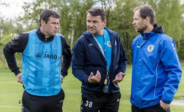 Nový trenér Karel Havlíček (uprostřed) a jeho asistenti Marek Kulič (vlevo) a Michal Šmarda (vpravo) vedli poprvé trénink královéhradeckých fotbalistů.