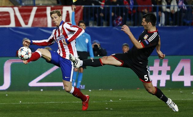 Útočník Atlétika Madrid Fernando Torres (vlevo) a Emir Spahič z Leverkusenu v odvetném osmifinálovém duelu Ligy mistrů.
