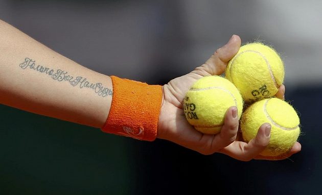 Detail tetované paže ruské tenistky Světlany Kuzněcovové, která se utkala ve 3. kole Roland Garros s Petrou Kvitovou.