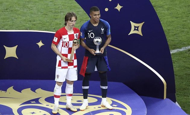 Luka Modrič (vlevo) pózuje s trofejí pro nejlepší hráče MS, Kylian Mbappé s tou pro nejlepšího mladého hráče turnaje.