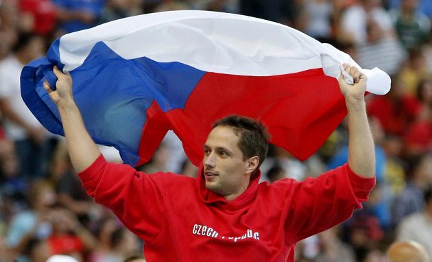 Oštěpař Vítězslav Veselý slaví zlatou medaili na atletickém mistrovství světa v Moskvě.