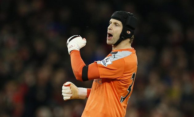 Radost Petra Čecha. Udržel 170. čisté konto v Premier League, čímž stanovil nový rekord soutěže, Arsenal navíc minimálně do úterka vévodí tabulce.