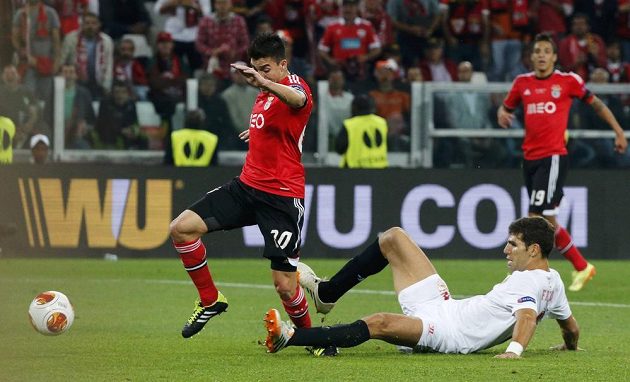 Situace ze závěru první půle. Sevillský Federico Fazio zastavuje Nicolase Gaitana z Benfiky. Lisabonští chtěli penaltu, ale asi by byla hodně přísná.
