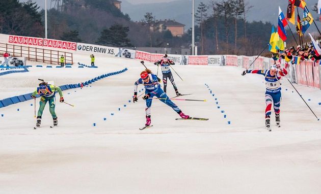Gabriela Koukalová (uprostřed) ve finiši štafety v Pchjingčchangu.