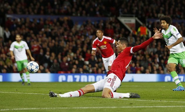Chris Smalling střílí druhý gól Manchesteru United v utkání Ligy mistrů proti Wolfsburgu.