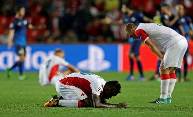 Zklamání fotbalistů Slavie. V play off Ligy mistrů pražský tým jen remizoval s FC APOEL 0:0 a na základní skupinu Champions League musí zapomenout.