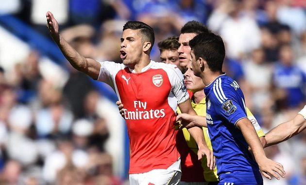 Fotbalista Arsenalu Gabriel Paulista se rozčiluje v duelu proti Chelsea poté, co uviděl od rozhodčího červenou kartu.