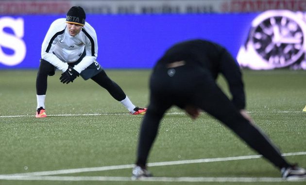 Sparťanský útočník David Lafata (vlevo) trénuje na stadiónu Young Boys. Nastoupí do čtvrtečního zápasu?